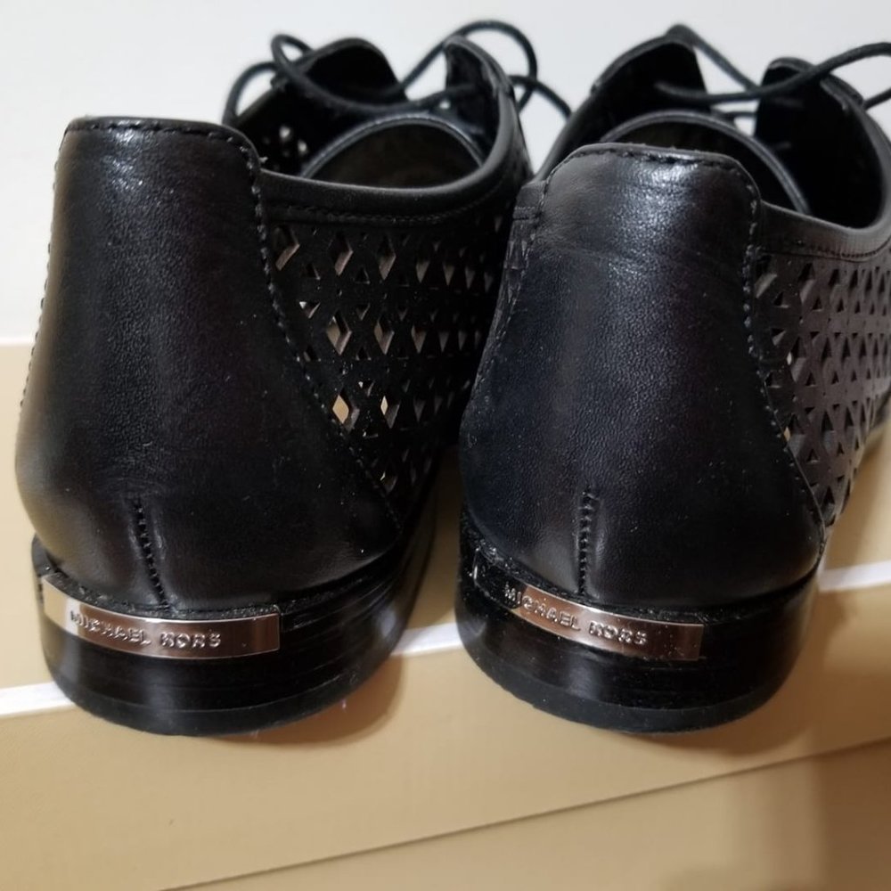 MICHAEL KORS -LACE BLACK LEATHER SHOES SIZE 7 (Flats & Loafers) - Picture 5 of 7